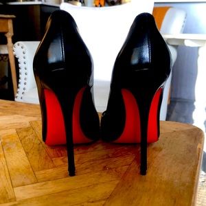 Size 37. In good shape. Barely worn.